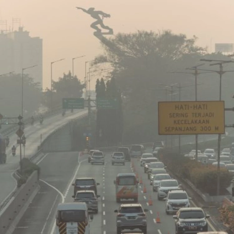 Imagen relacionada de edificios yakarta obligados rociar agua contaminacion aire