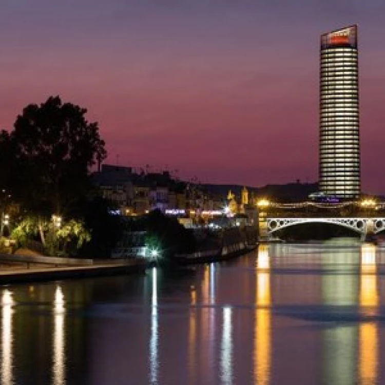 Imagen relacionada de sevilla naranja carrera nocturna guadalquivir