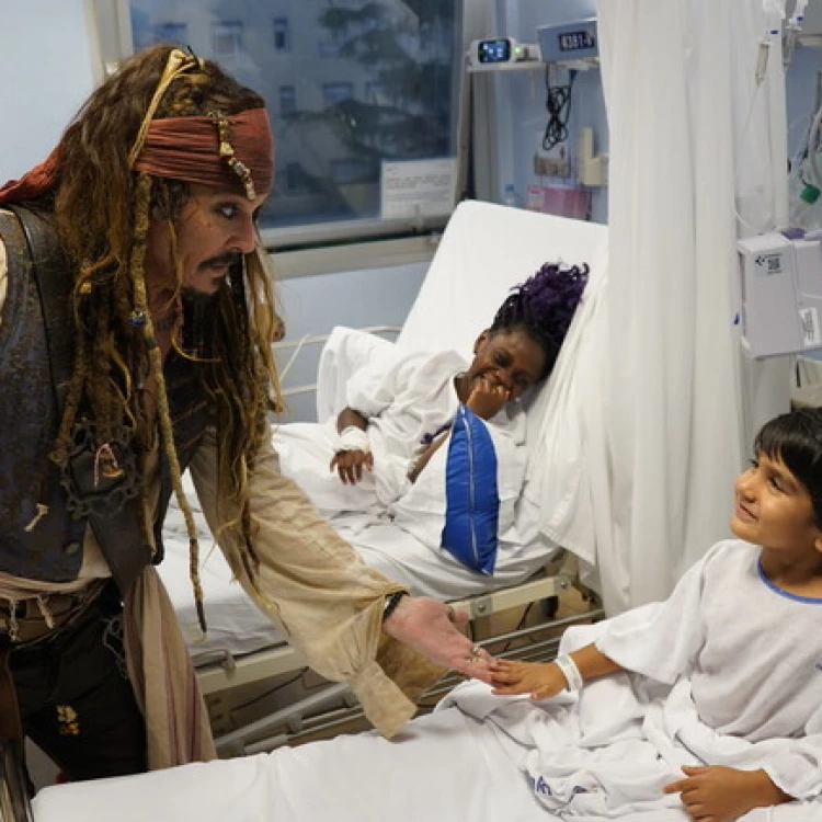 Imagen relacionada de captain jack sparrow visita ninos hospitalizados donostia