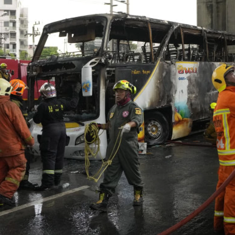 Imagen relacionada de tragedia tailandia fuego autobus escolar