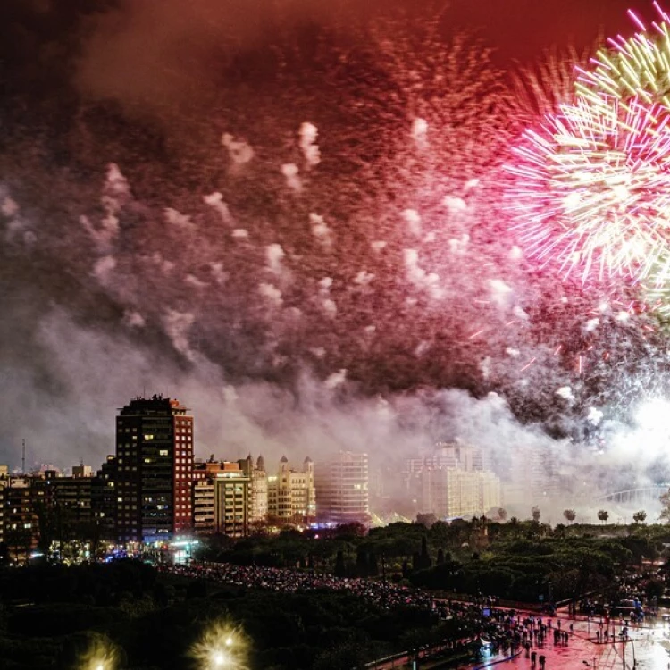 Imagen relacionada de valencia dia comunitat valenciana espectaculos pirotecnicos