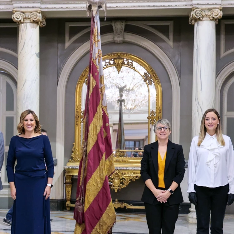 Imagen relacionada de valencia replica senyera centenario