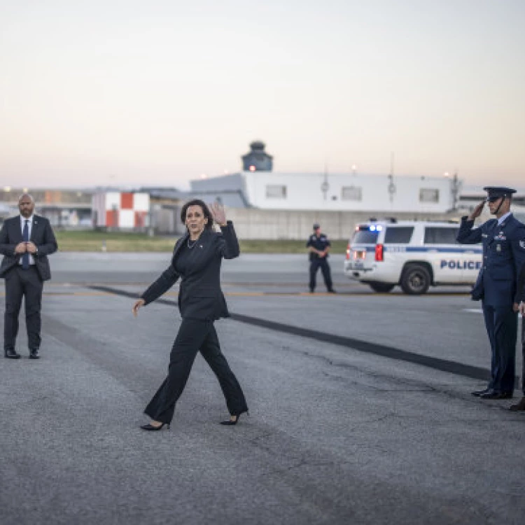 Imagen relacionada de kamala harris entrevista howard stern