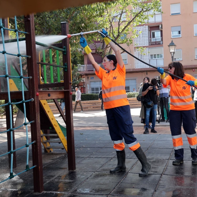 Imagen relacionada de valencia destina 350000 euros desinfeccion parques infantiles