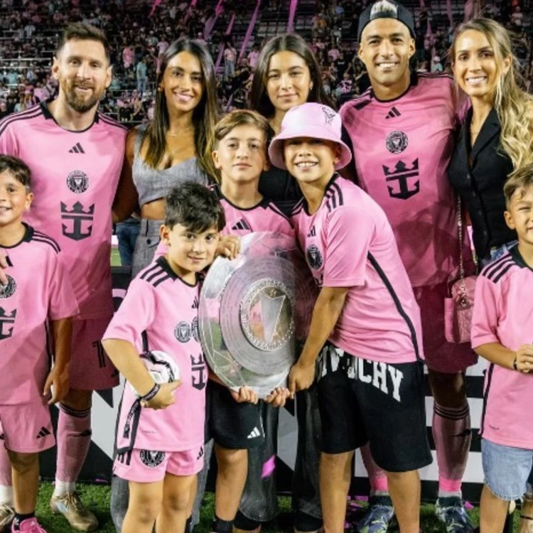 Imagen relacionada de messi celebra victoria inter miami papa