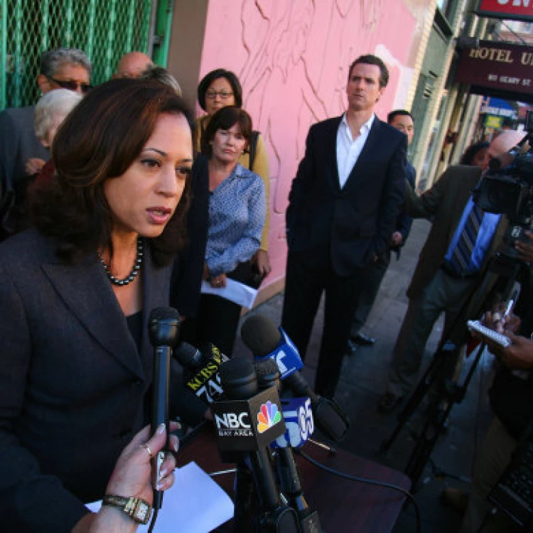 Imagen relacionada de kamala harris politica estadounidense