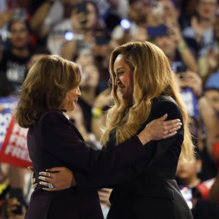 Imagen relacionada de beyonce kamala houston mitin votacion