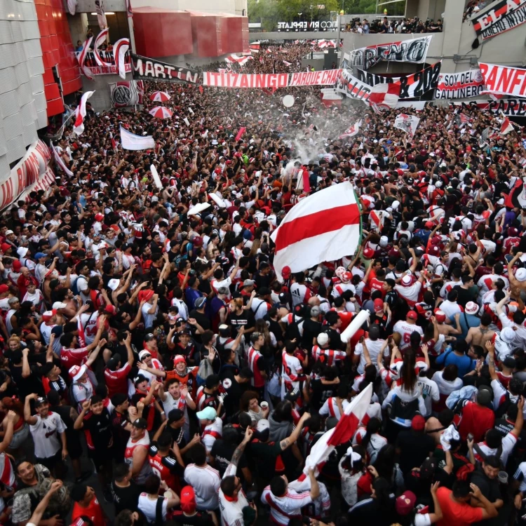 Imagen relacionada de hinchas river plate apoyo partido decisivo