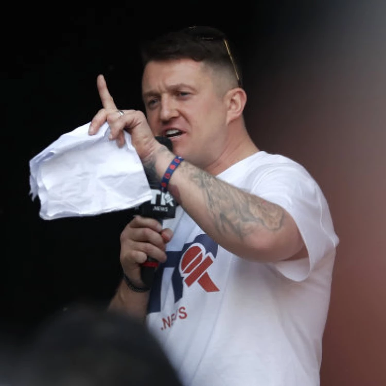 Imagen relacionada de tommy robinson condenado prision desacato judicial