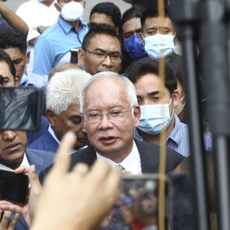 Imagen relacionada de najib razak corrupcion nuevas cargos