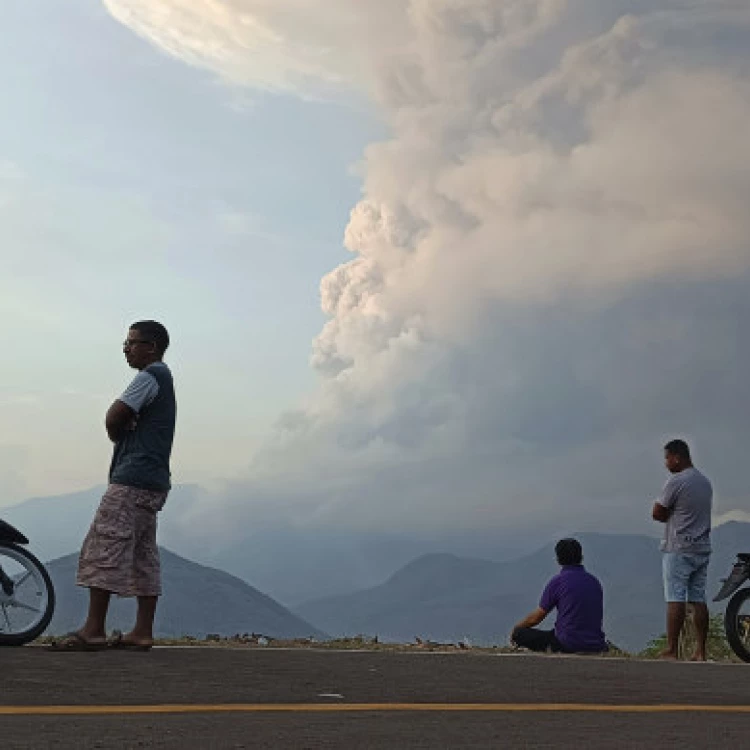 Imagen relacionada de erupcion volcanica indonesia cancelaciones vuelos