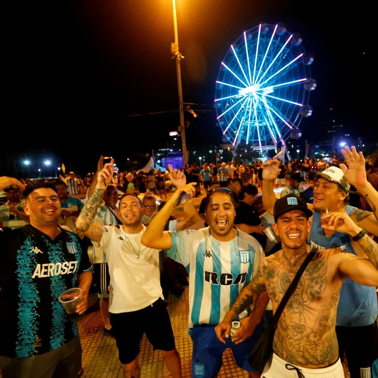 Imagen relacionada de hinchas racing asuncion final copa sudamericana