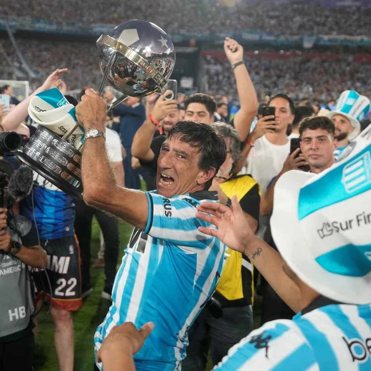 Imagen relacionada de gustavo costas icono racing campeon copa sudamericana