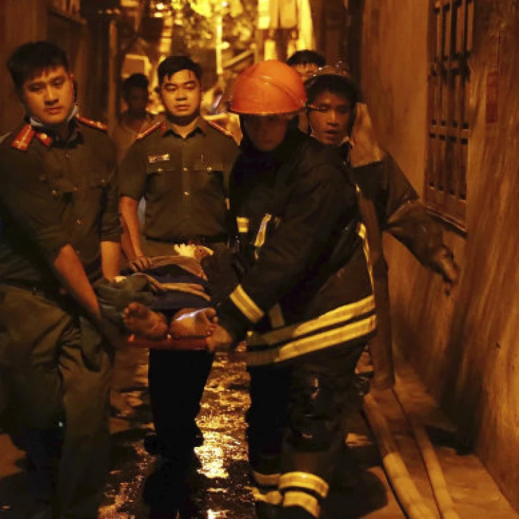 Imagen relacionada de incendio edificio apartamentos hanoi muertos