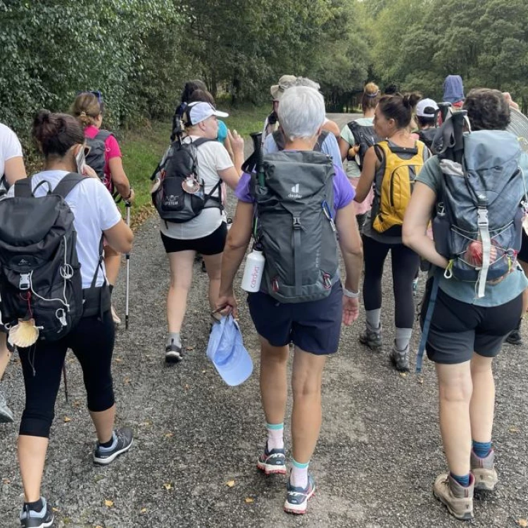 Imagen relacionada de mujeres en tratamiento por cancer inician el camino de santiago