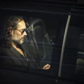 Imagen relacionada de russell brand acusaciones abuso sexual apoyo fans