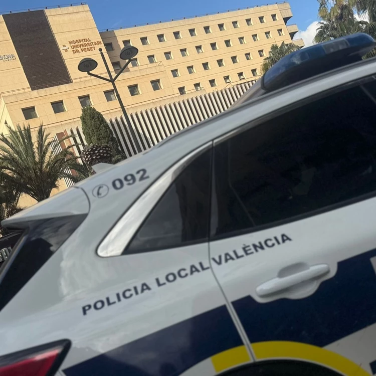 Imagen relacionada de policia local salva recien nacido valencia