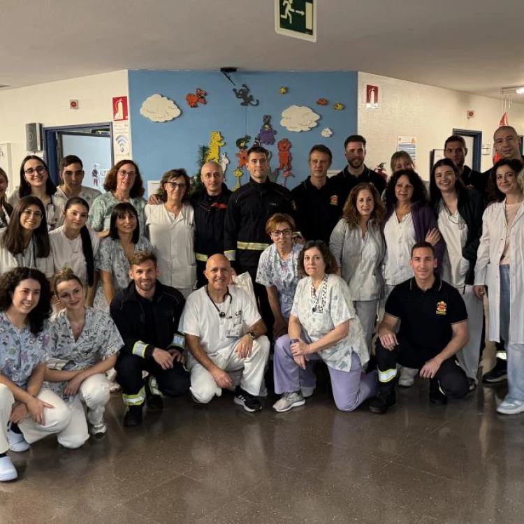 Imagen relacionada de bomberos visitas ninos hospitales madrid