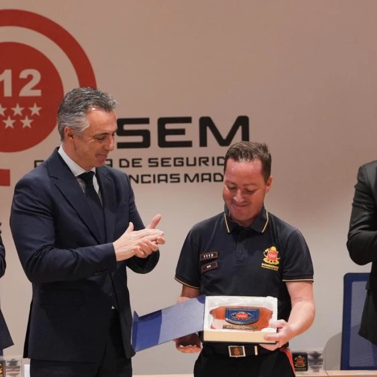 Imagen relacionada de homenaje bomberos madrid