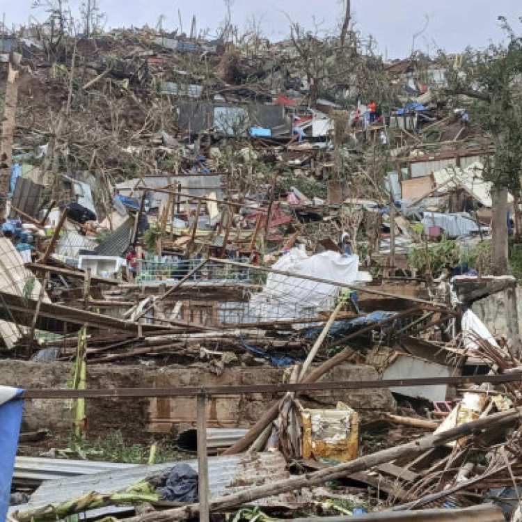 Imagen relacionada de ciclon chido mayotte devastacion