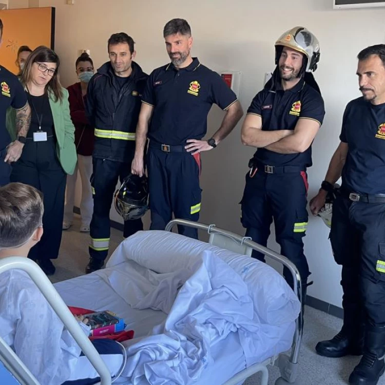 Imagen relacionada de bomberos madrid sonrisas ninos hospitalizados