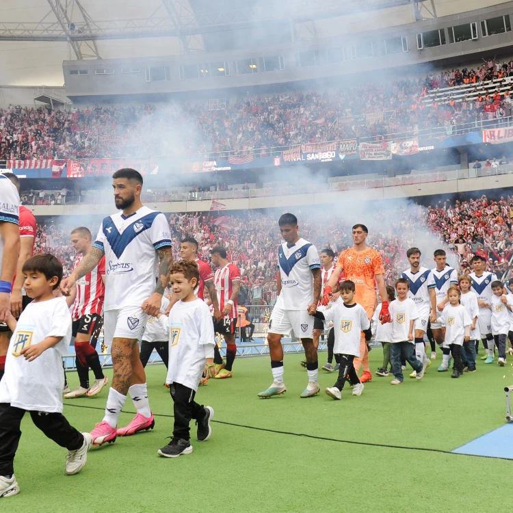 Imagen relacionada de velez estudiantes final trofeo campeones