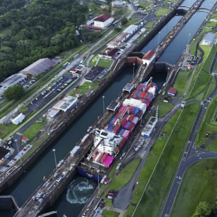 Imagen relacionada de trump canal panama control