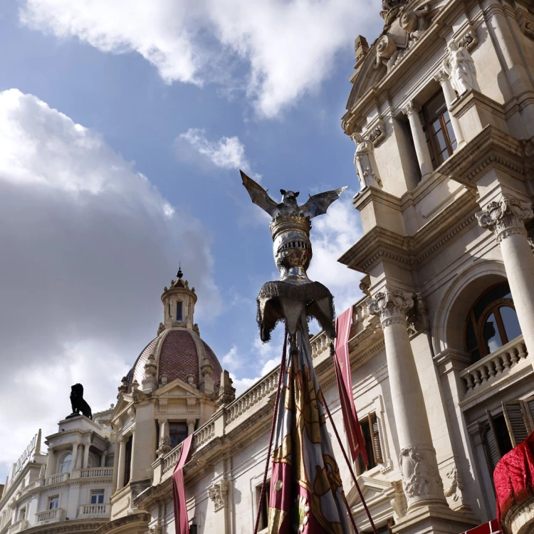 Imagen relacionada de real senyera entrada catedral valencia celebracion tedeum