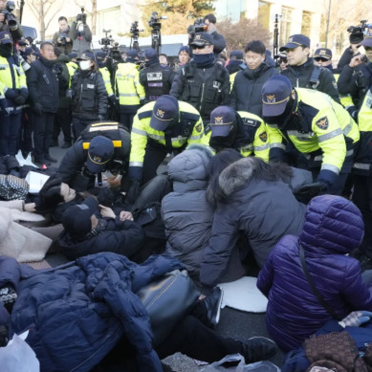 Imagen relacionada de yoon suk yeol arresto protestas