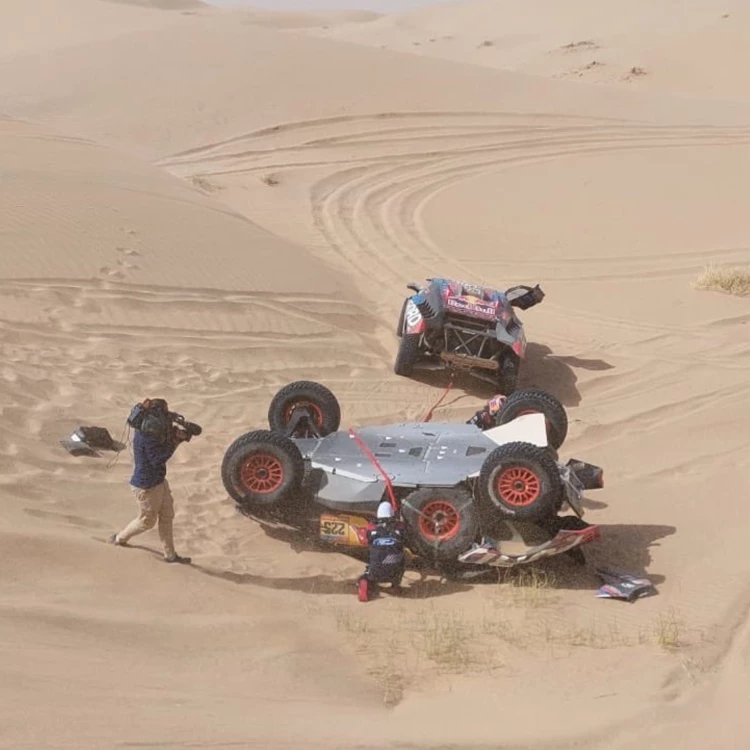 Imagen relacionada de carlos sainz abandona dakar 2025