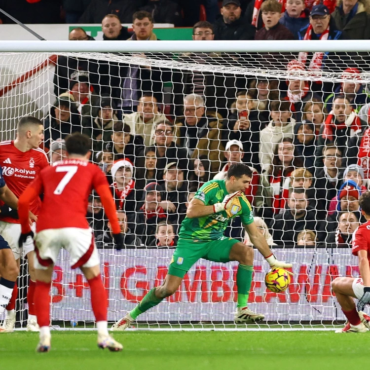 Imagen relacionada de emiliano martinez premio mejor atajada premier league