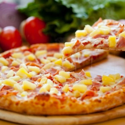 Imagen relacionada de controversia culinaria pizzeria cobra 100 euros por pizza hawaiana