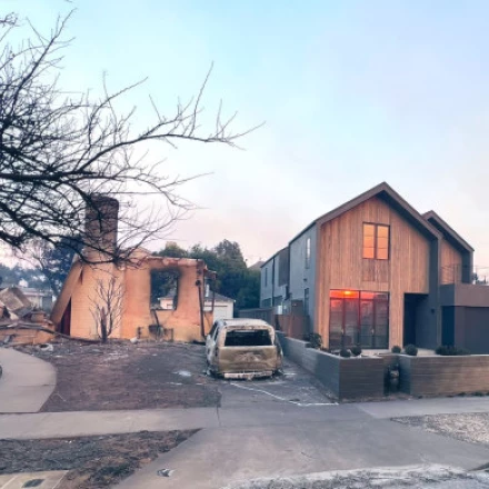 Imagen relacionada de casa palisades sobrevive incendios