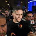 Imagen relacionada de ander herrera llega a boca y un aficionado del zaragoza le solicita explicaciones