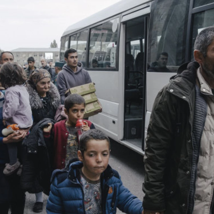 Imagen relacionada de refugiados armenios cruzan frontera armenia conflicto nagorno karabaj