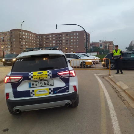 Imagen relacionada de valencia dona vehiculos policiales inundaciones