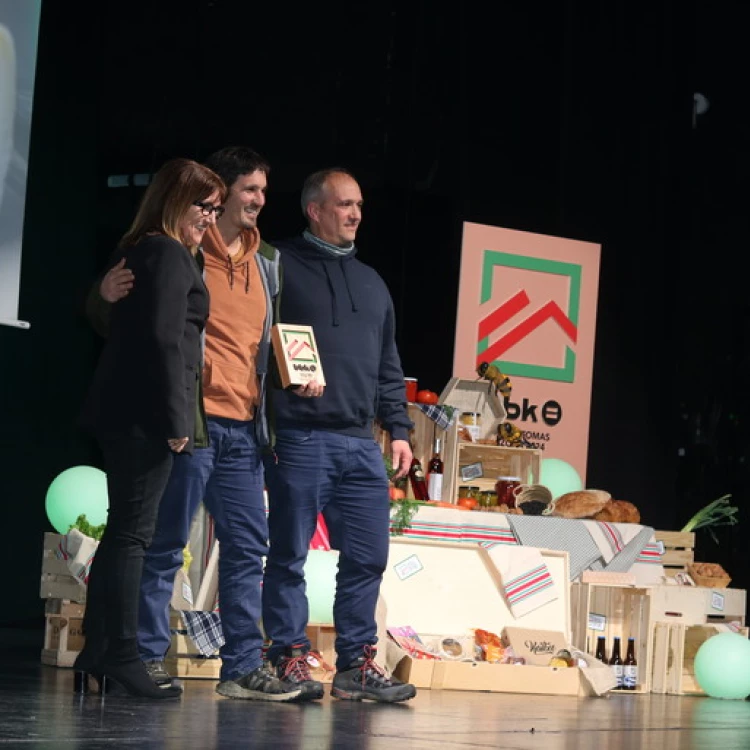 Imagen relacionada de premios santo tomas 2024 mujer productora euskadi