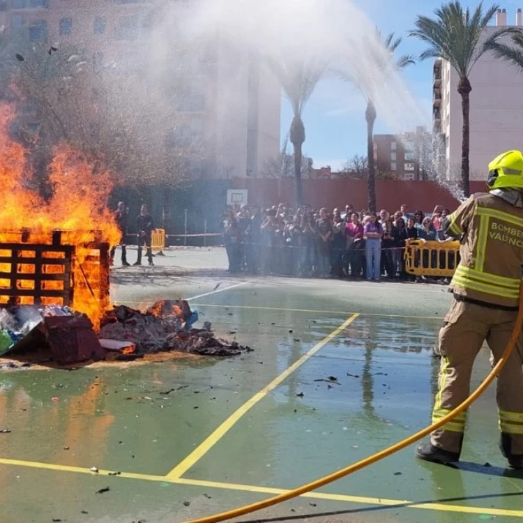 Imagen relacionada de colegios valencia solicitan bomberos crema escolar