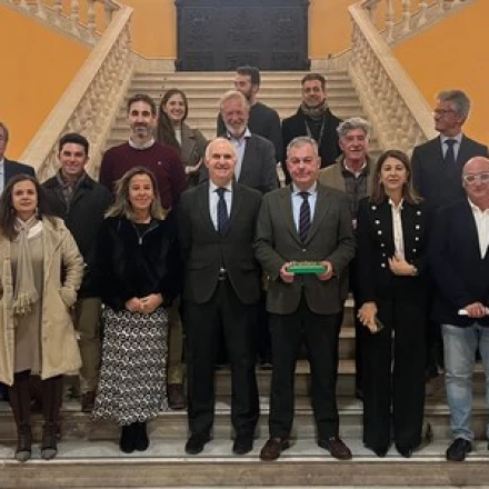 Imagen relacionada de reunion alcalde sevilla federacion andaluza remo