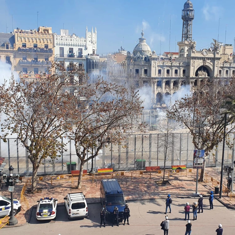 Imagen relacionada de ayuntamiento valencia sorteo mascleta balcon