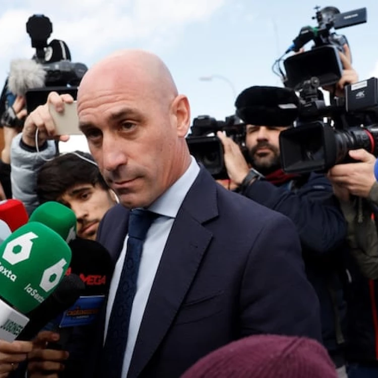 Imagen relacionada de rubiales defiende inocencia juicio beso hermoso