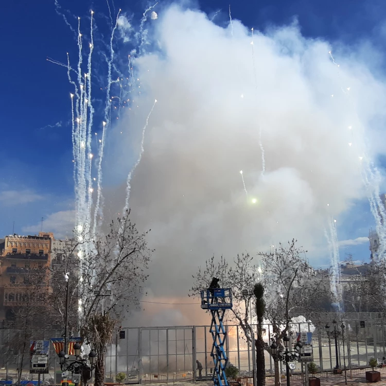 Imagen relacionada de mascleta balcon ayuntamiento