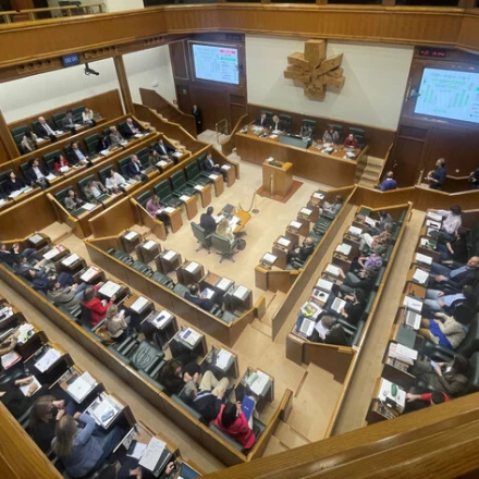 Imagen relacionada de incompatibilidades y propuestas educativas en el parlamento vasco