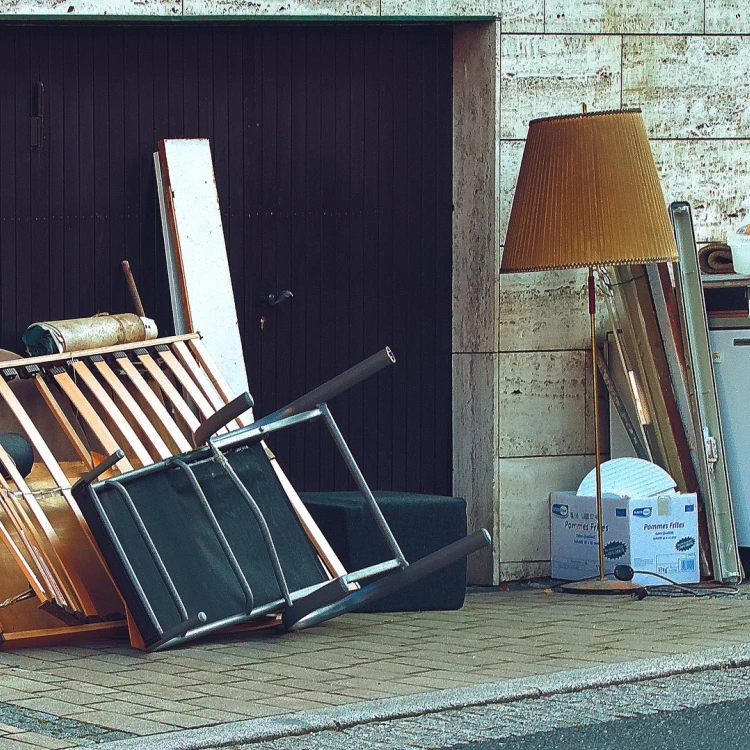 Imagen relacionada de valencia sanciones abandono muebles basura