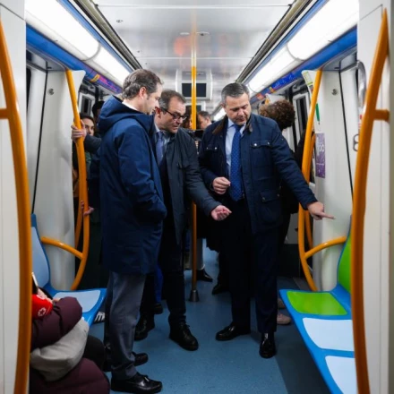 Imagen relacionada de asientos prioritarios metro madrid