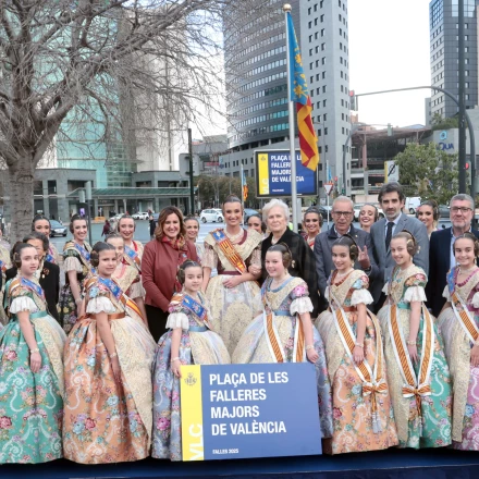 Imagen relacionada de valencia celebra falleras mayores plaza