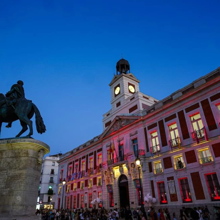 Imagen relacionada de real casa correos dia fiesta nacional