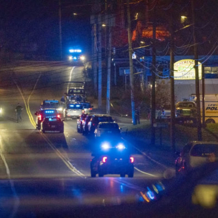 Imagen relacionada de amplia busqueda policial en maine por tiroteo masivo en bar y bolera