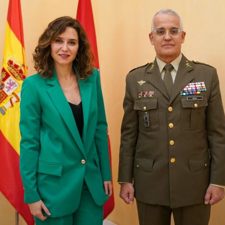 Imagen relacionada de presidenta madrid agradece labor director acuartelamiento ejercito tierra