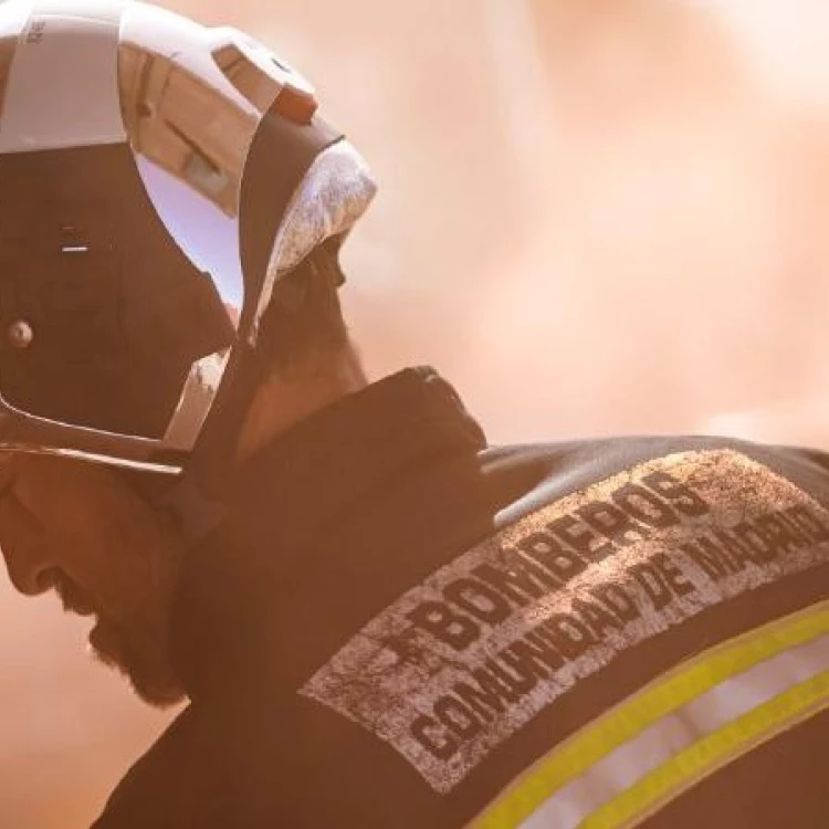 Imagen relacionada de inversion en nuevos uniformes para Cuerpo de Bomberos